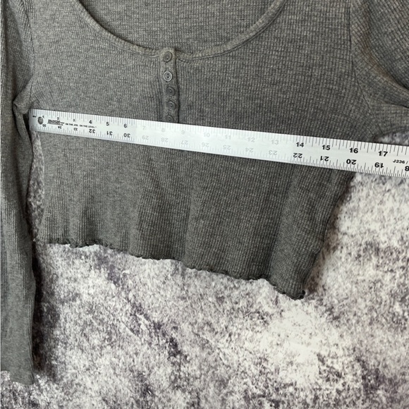 Colsie Soft Light Gray Lettuce Edge Long-Sleeve Cropped Top Blouse Women Size M - Picture 8 of 10